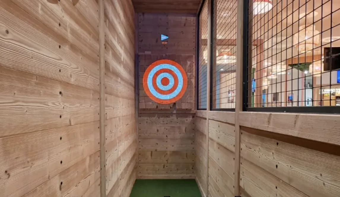 Un couloir de lancer en salle, cible projetée au fond
