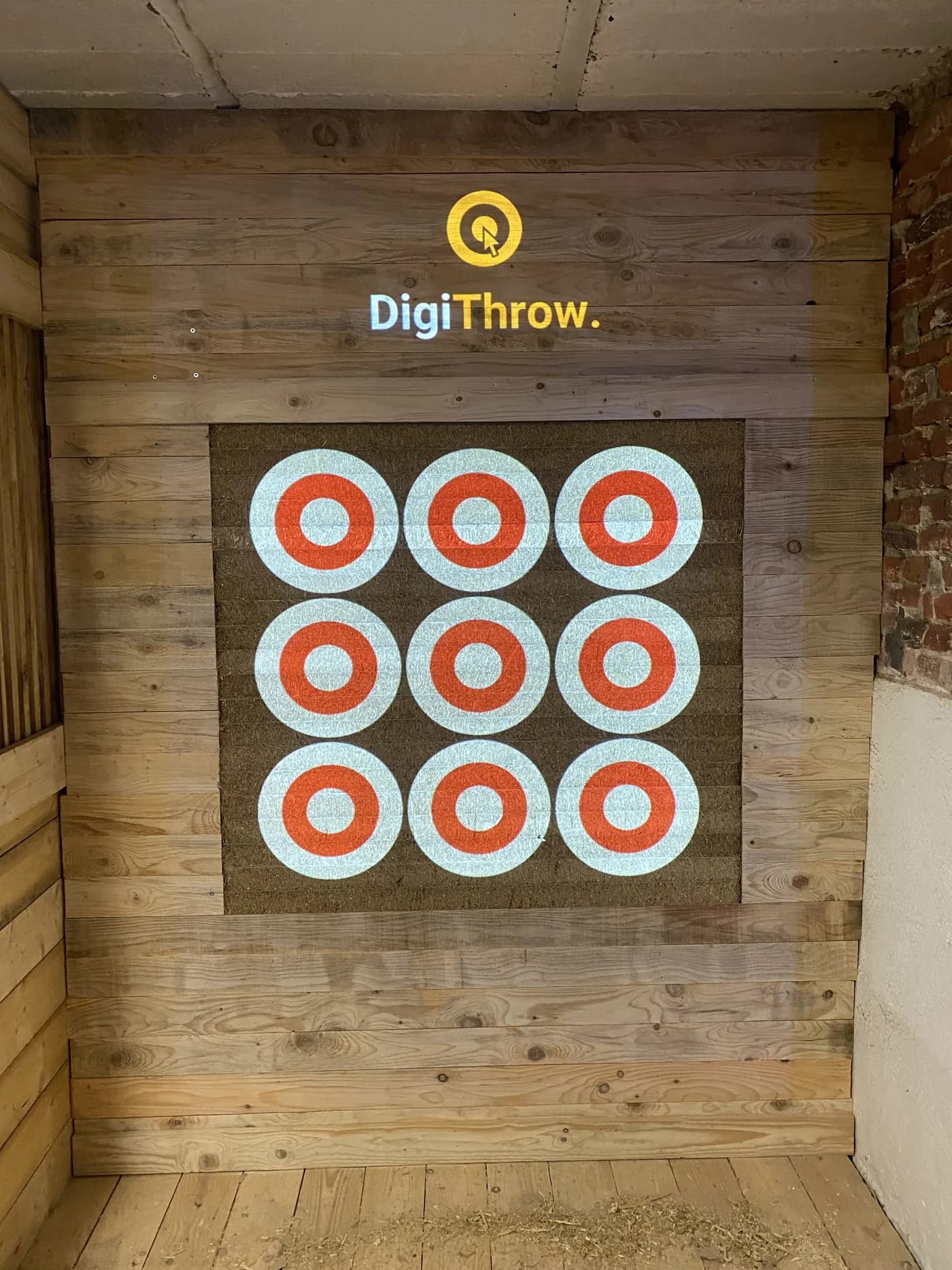 L'écran de veille DigiThrow projeté au-dessus d'une grille de cibles d'entraînement