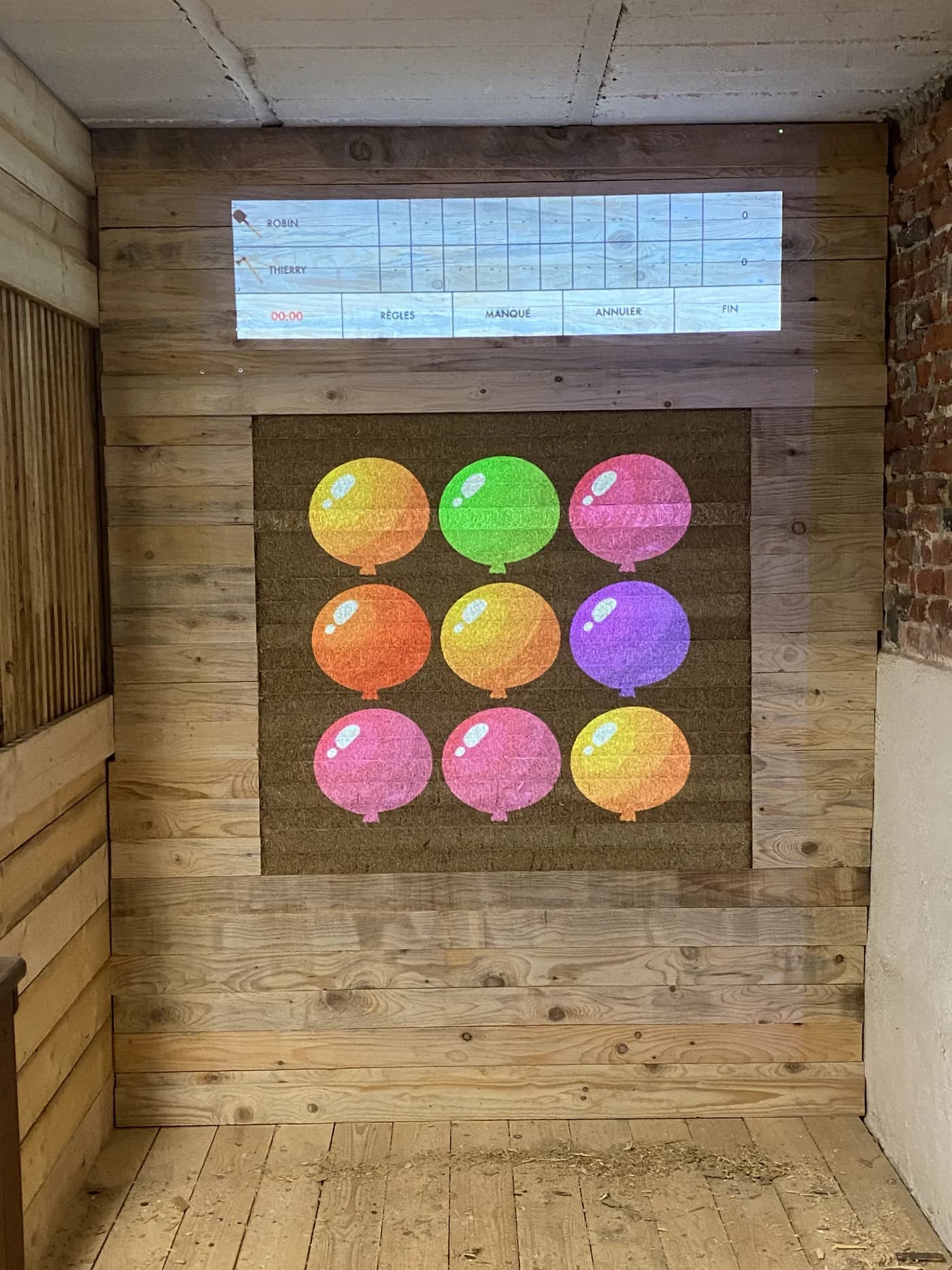 Une grille de ballons colorés projetée sur la cible d'un couloir de lancer