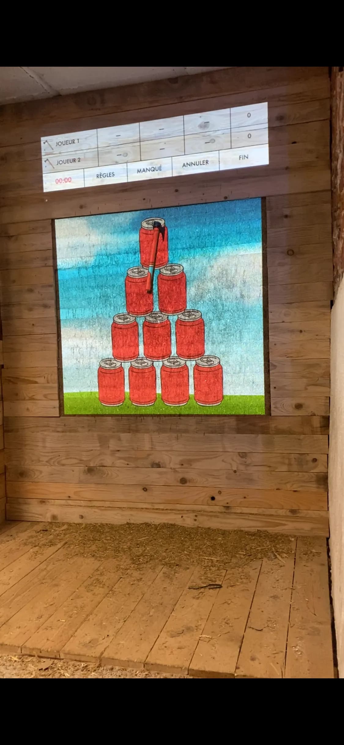 Une pyramide de boîtes de conserve projetée sur la cible