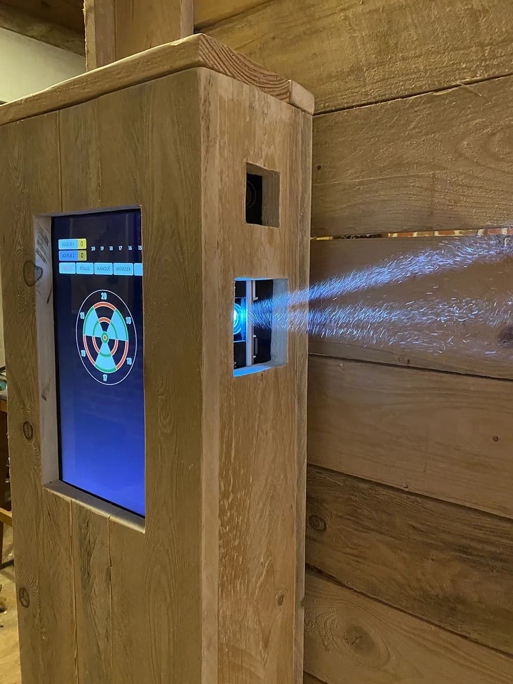 Un vidéoprojecteur et un écran tactile encastrés dans la cloison d'un couloir de lancer